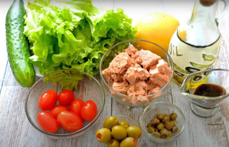 Салат с тунцом и каперсами — шаг 1