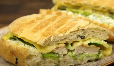 Панини с курицей и солеными огурцами