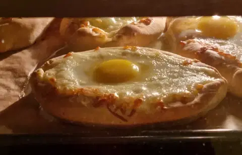 Хачапури по-аджарски с яйцом