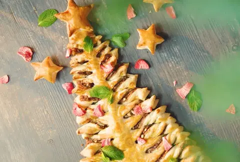 Шоколадная елка с фундуком и клубникой