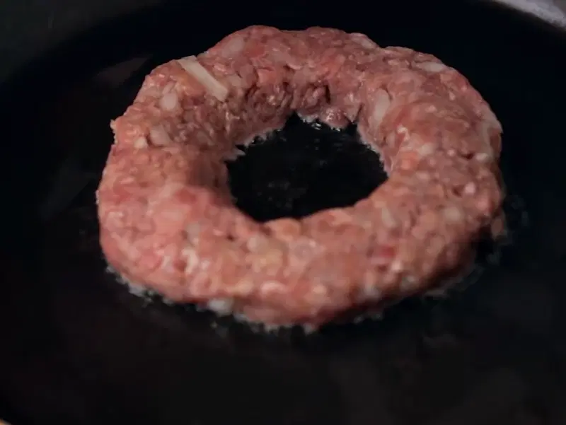Бургер с яйцом и котлетой с овощами — шаг 3