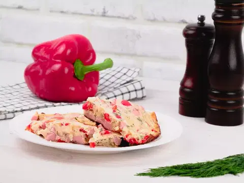 Омлет с вареной колбасой и овощами