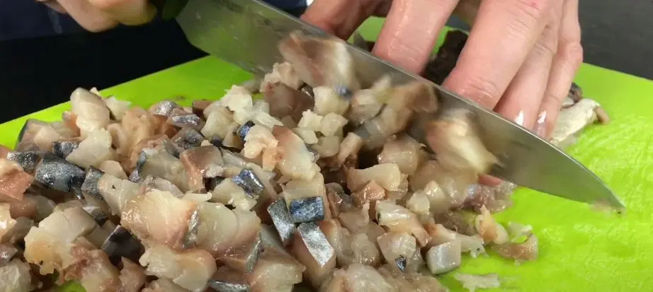 Салат Шуба со скумбрией — шаг 5