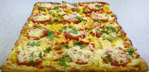 Пицца с кусочками курицы и помидорами