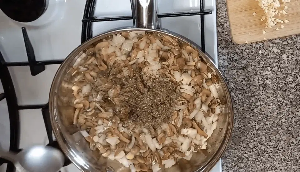 Лаваш с грибами и сыром — шаг 1