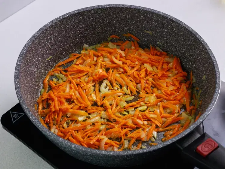 Рагу с сосисками и капустой — шаг 5