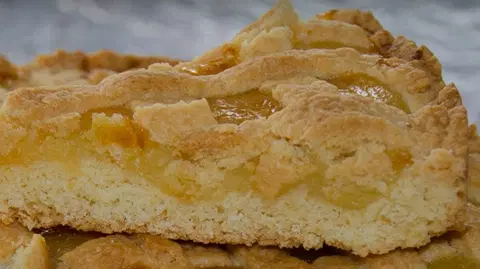 Лимонный пирог из песочного теста