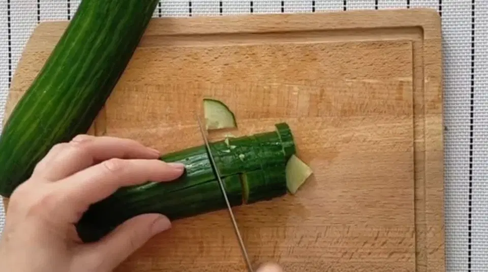 Огуречный салат с маслинами и сыром — шаг 2