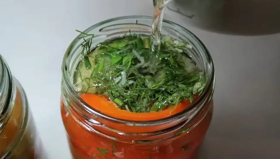 Маринованный сладкий перец с чесноком и зеленью — шаг 5