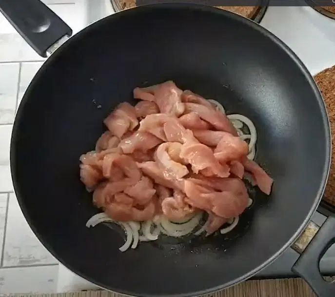 Индейка с яблоками и луком — шаг 3
