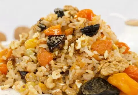 Сладкий плов с сухофруктами и орехами