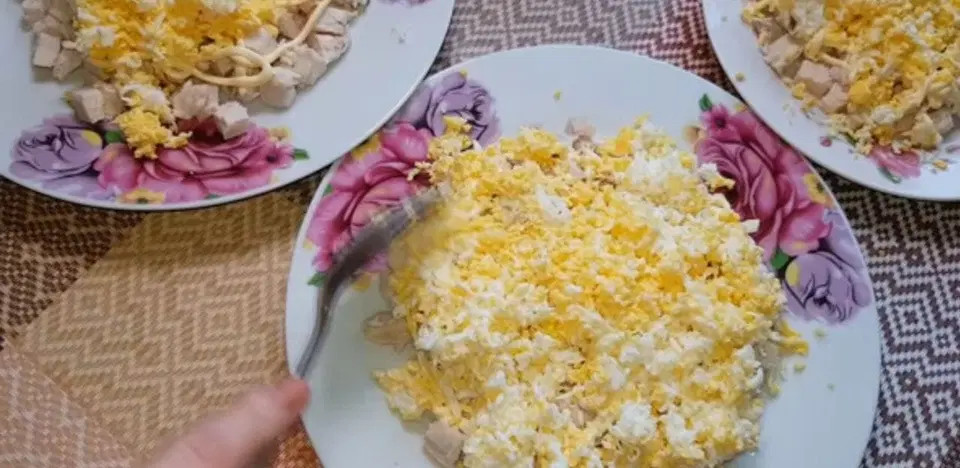 Салат из филе куриной грудки с ананасами — шаг 2