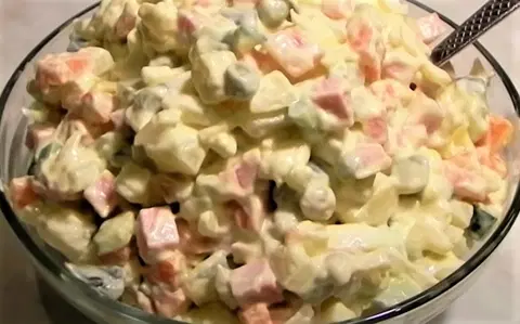 Салат Оливье с колбасой и горошком