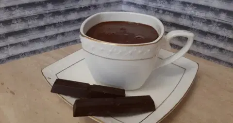 Горячий шоколад из молока, шоколада и какао