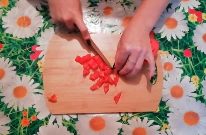 Салат с куриным филе, сухариками и овощами — шаг 1