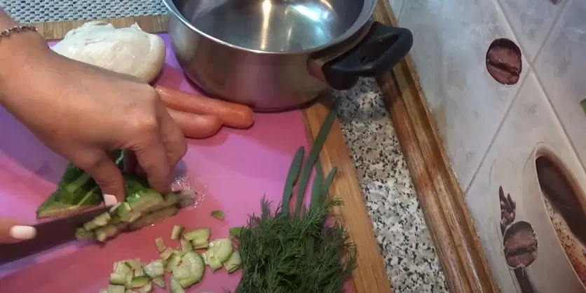 Окрошка на курином бульоне — шаг 2