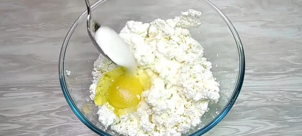 Мамины сырники быстро и вкусно из творога — шаг 2