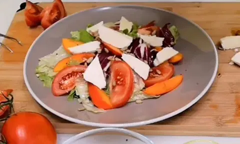 Салат с хурмой, свежими овощами и козьим сыром