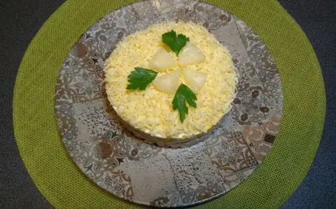 Салат с курицей, ананасами, сыром и яйцом