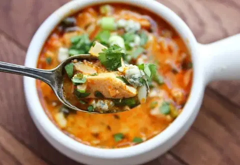 Сборная солянка из куриной грудки с колбасой