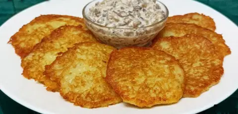 Драники с грибным соусом