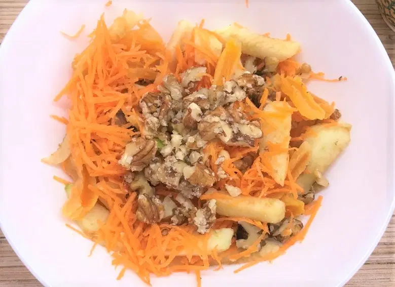 Салат с курагой и грецким орехом — шаг 6