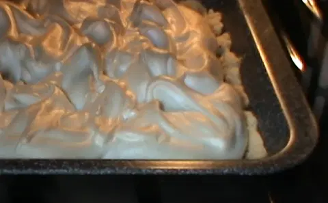 Нежный песочный торт с белковым кремом