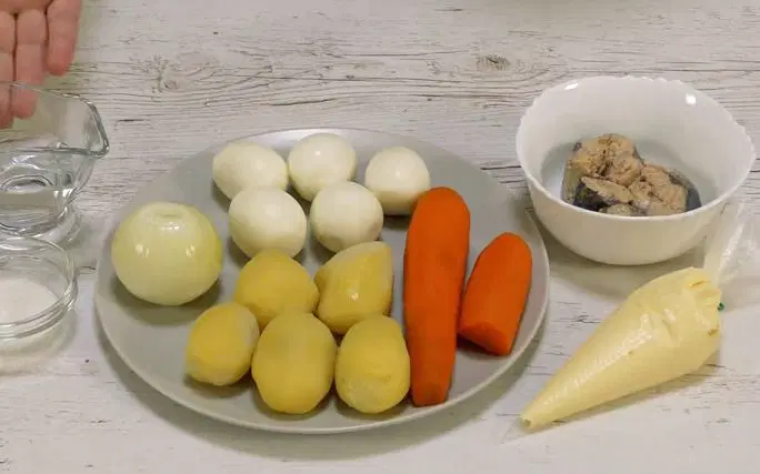 Вкусный рыбный салат Мимоза — шаг 1