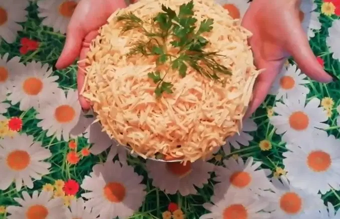 Салат с куриным филе, сухариками и овощами — шаг 7