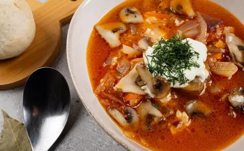 Капустняк с красным луком, перцем и грибами