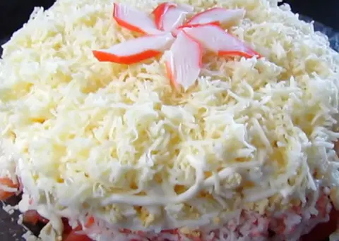 Слоеный салат с помидорами и крабовыми палочками