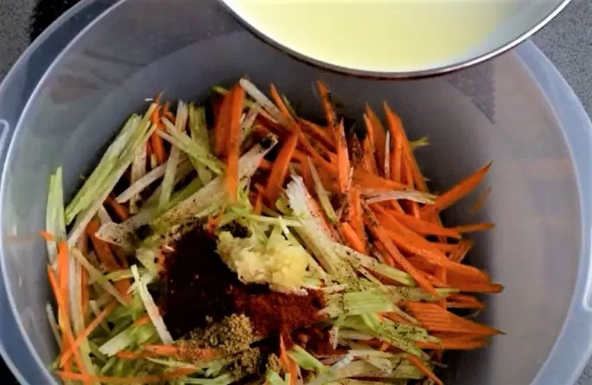Салат из редьки и моркови — шаг 4