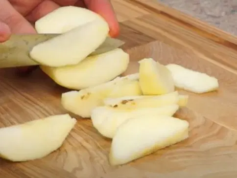 Классическая шарлотка с яблоками — шаг 1