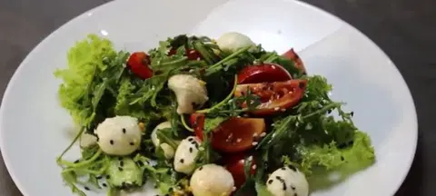 Салат с моцареллой и руколой
