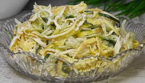 Салат из филе курицы с яичными блинчиками