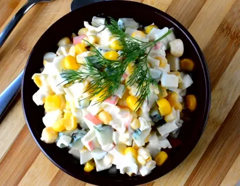 Салат с кукурузой и крабовыми палочками
