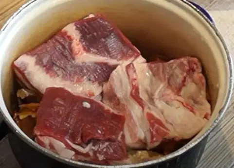 Сало соленое в луковой шелухе — шаг 2