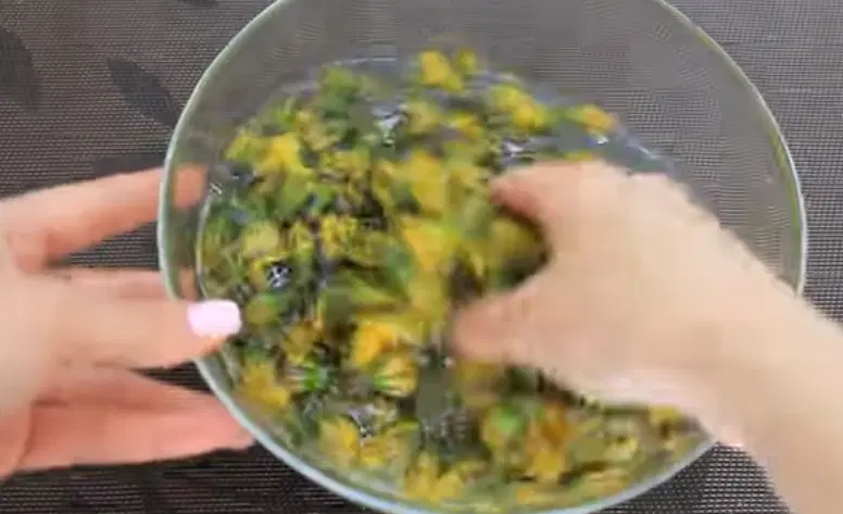Варенье из одуванчиков с кусочками лимона и апельсина — шаг 1