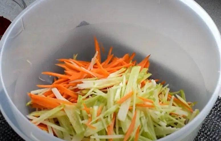 Салат из редьки и моркови — шаг 1