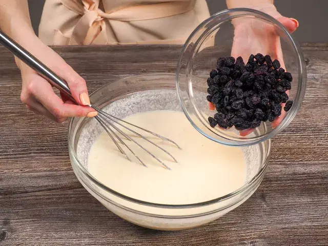 Запеканка из творога с изюмом — шаг 3