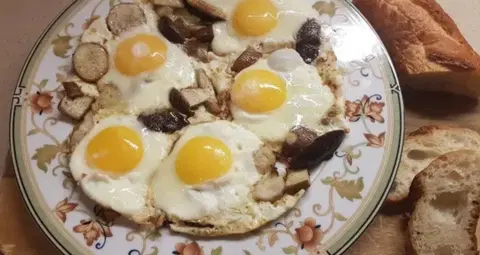 Яичница с луком и лесными грибами