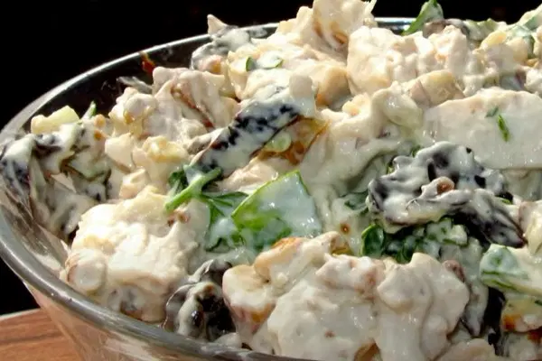Салат с курицей, черносливом и грецкими орехами