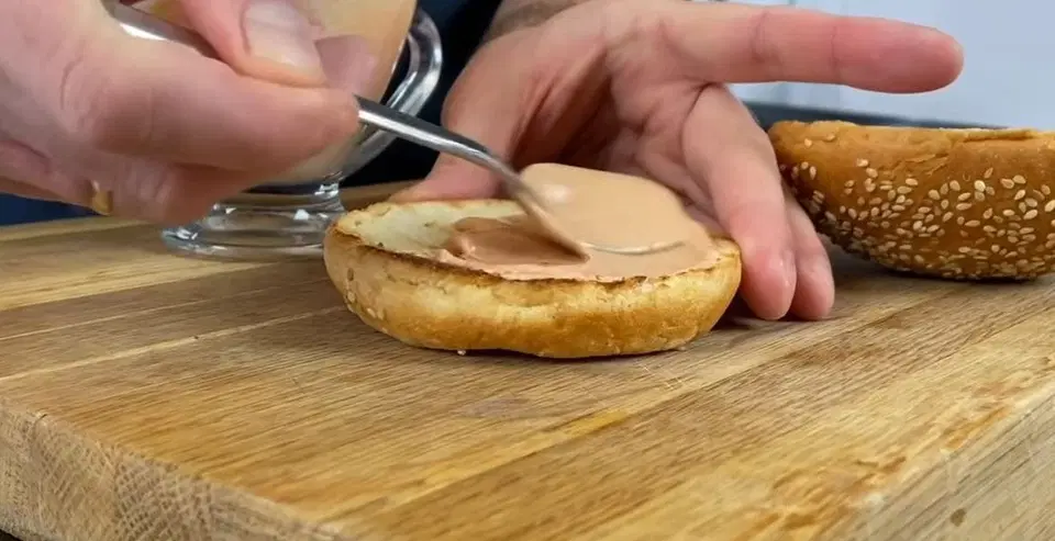 Домашние гамбургеры с маринованными огурцами — шаг 6