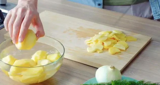 Жареная картошка с грибами и луком — шаг 1