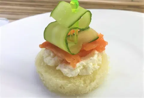 Канапе с красной рыбой и огурцом