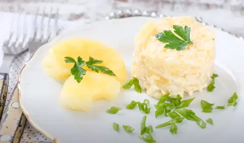 Салат с сыром и ананасами