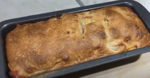 Шарлотка с яблоками и сливой