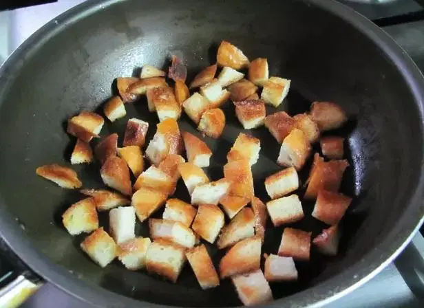 Куриный бульон с яйцом и гренками — шаг 2