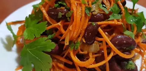 Салат из фасоли и корейской моркови