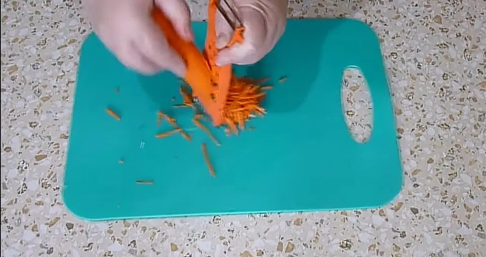 Салат с фасолью, солеными огурцами и морковью — шаг 2